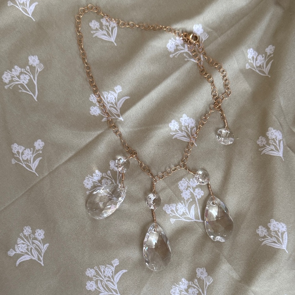 Elegant Gold and Crystal Drop Necklace